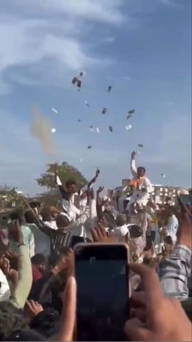 मलकापूर नगराध्यक्षांचा नोटा उधळतानाचा व्हिडिओ व्हायरल.