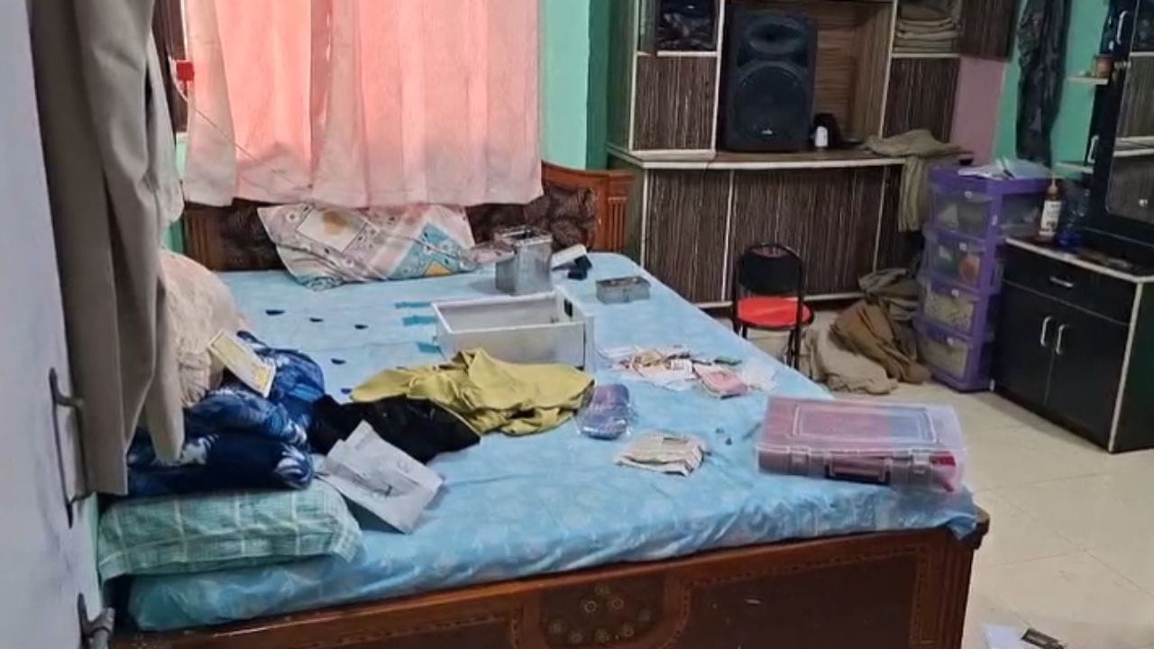 अशातच आता जनसेच्या सुरक्षेसाठी असलेल्या पोलीसांचीच घरे सुरक्षित नसल्याचा प्रकार समोर आला आहे. बुलढाणा शहरातील पोलिस लाईन मध्येच पाच पोलिस कर्मचाऱ्यांच्या घरी चोरी झाली आहे.