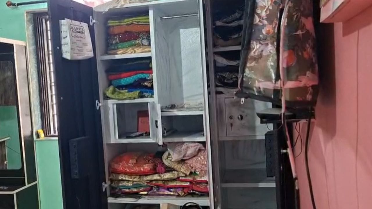 ASI गजानन वारे, पोलिस हेड कॉन्स्टेबल रिंढे, पोलिस कॉन्स्टेबल रुबीना शेख, पोलिस कॉन्स्टेबल ठाकूर यांच्या घरी कोणी नसल्याचा फायदा घेत चोरट्यांनी त्यांच्या घरात प्रवेश करून लाखो रुपयांचा मुद्देमाल व रोख चोरली. 