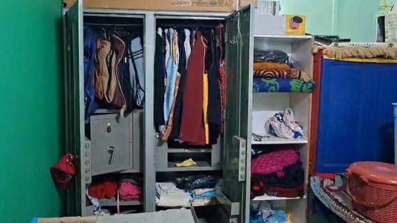 विशेष म्हणजे पोलिस अधीक्षक कार्यालयाच्या बाजूलाच ही चोरी झाल्याने पोलिसांच्या कार्यक्षमतेवर प्रश्नचिन्ह निर्माण झाले असून पोलीस सुद्धा सुरक्षित नसल्याचे समोर आले आहे.  