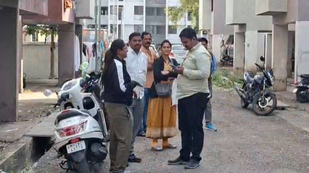 अज्ञात चोरट्यांनी पोलीसांच्या घराच्या दरवाजाचा कडीकोंडा तोडून घरात प्रवेश करत चोरी केली. चोरांनी लाखो रुपयांचा मुद्देमाल आणि रोख रक्कम चोरली आहे. त्यामुळे परिसरात खळबळ उडाली आहे. 