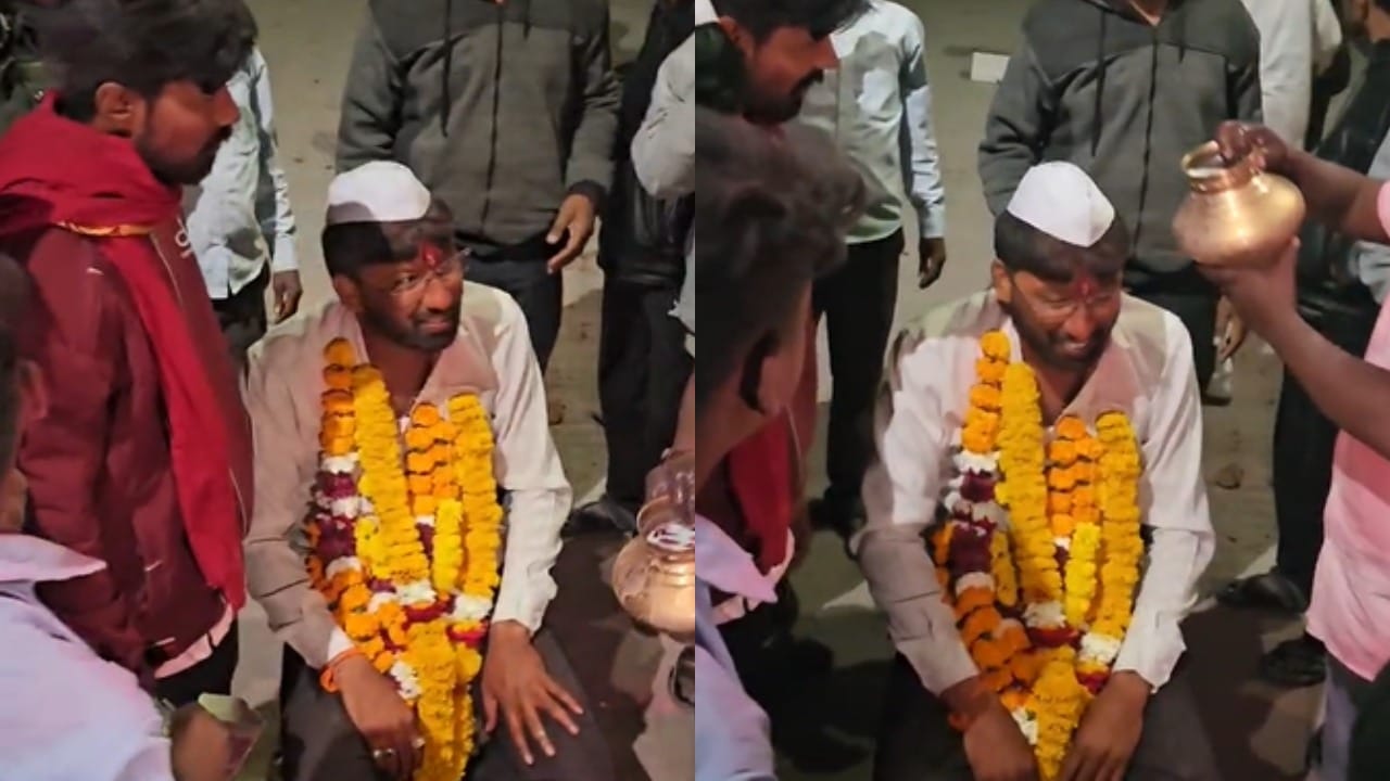 चिखली नगर परिषदेत दुसऱ्यांदा निवडून आलेले भाजपचे नगरसेवक दत्ता सुसर यांच्या कार्यकर्त्यांनी चक्क दुधाने अंघोळ घालून जल्लोष साजरा केला. यामुळे बुलढाणा जिल्ह्यात भाजपने दणदणीत विजय मिळवला.