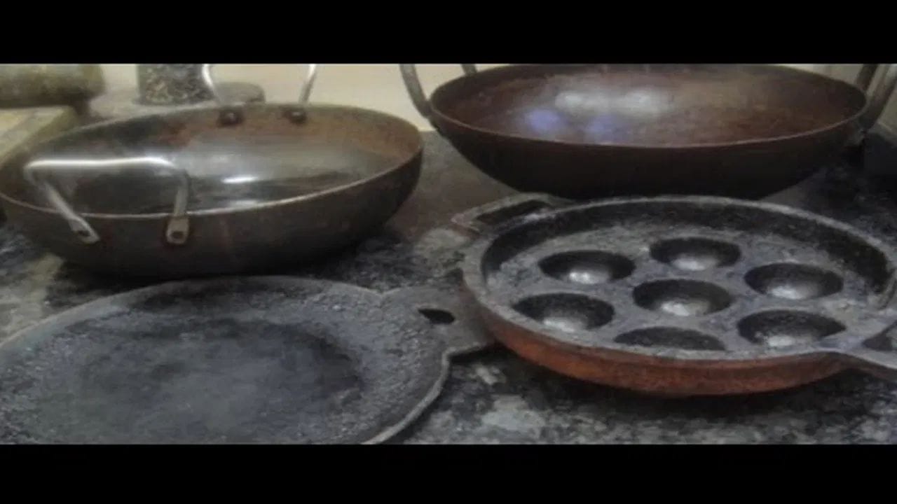 लोखंडी कढईत स्वयंपाक करणे फायदेशीर मानले जाते. असे म्हणतात की लोखंडी कढईत स्वयंपाक केल्याने पोषक तत्वे दुप्पट होतात, विशेषतः लोह. कढईत शिजवलेले प्रत्येक पदार्थ लोहाने समृद्ध असते. म्हणूनच, बहुतेक लोक भाज्या शिजवण्यासाठी लोखंडी कढई वापरतात.