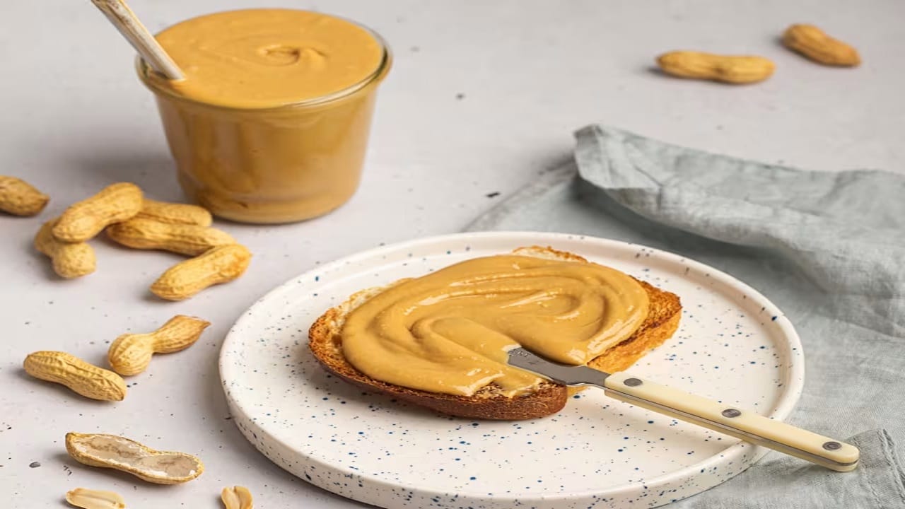 सर्वात आधी पीनट बटर बनवण्यासाठी लागणारे साहित्य जाणून घ्या. शेंगदाणे (कच्चे किंवा भाजलेले) – 2 कप, मीठ – चवीपुरते, मध / साखर – 1–2 टीस्पून, तेल (शेंगदाण्याचं किंवा कोणतंही न्यूट्रल तेल) – 1–2 टीस्पून (गरज असल्यास)