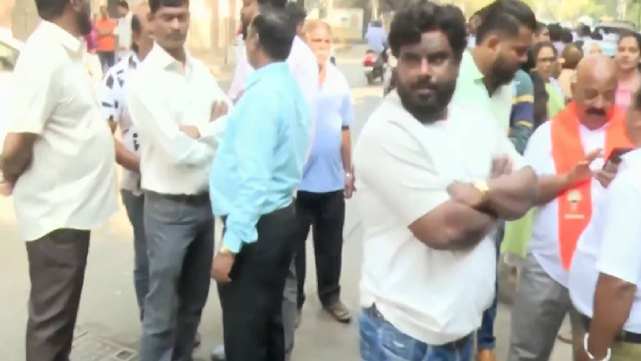 मुंबई महानगरपालिकेसाठी ठाकरेंच्या सेनेकडून 40 जणांची पहिली यादी जाहीर करण्यात आली आहे. मातोश्रीबाहेर एबी फॉर्म घेण्यासाठी इच्छुकांची मोठी गर्दी झाली आहे. 
