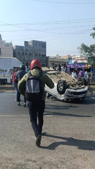 वाघोलीजवळ कार अपघाताचा थरार; घटना सीसीटीव्हीत कैद