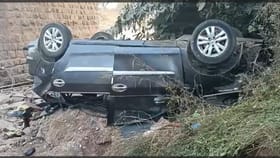 चालकाची एक डुलकी, कार कठडा तोडून थेट... घरी निघालेल्या 4 महिला ठार