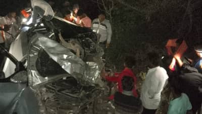 नवविवाहित दाम्पत्याला घेऊन कुटुंब तुळजाभवानीच्या दर्शनाला, देवीच्या दर्शनापूर्वीच काळाचा घाला, एका क्षणात...