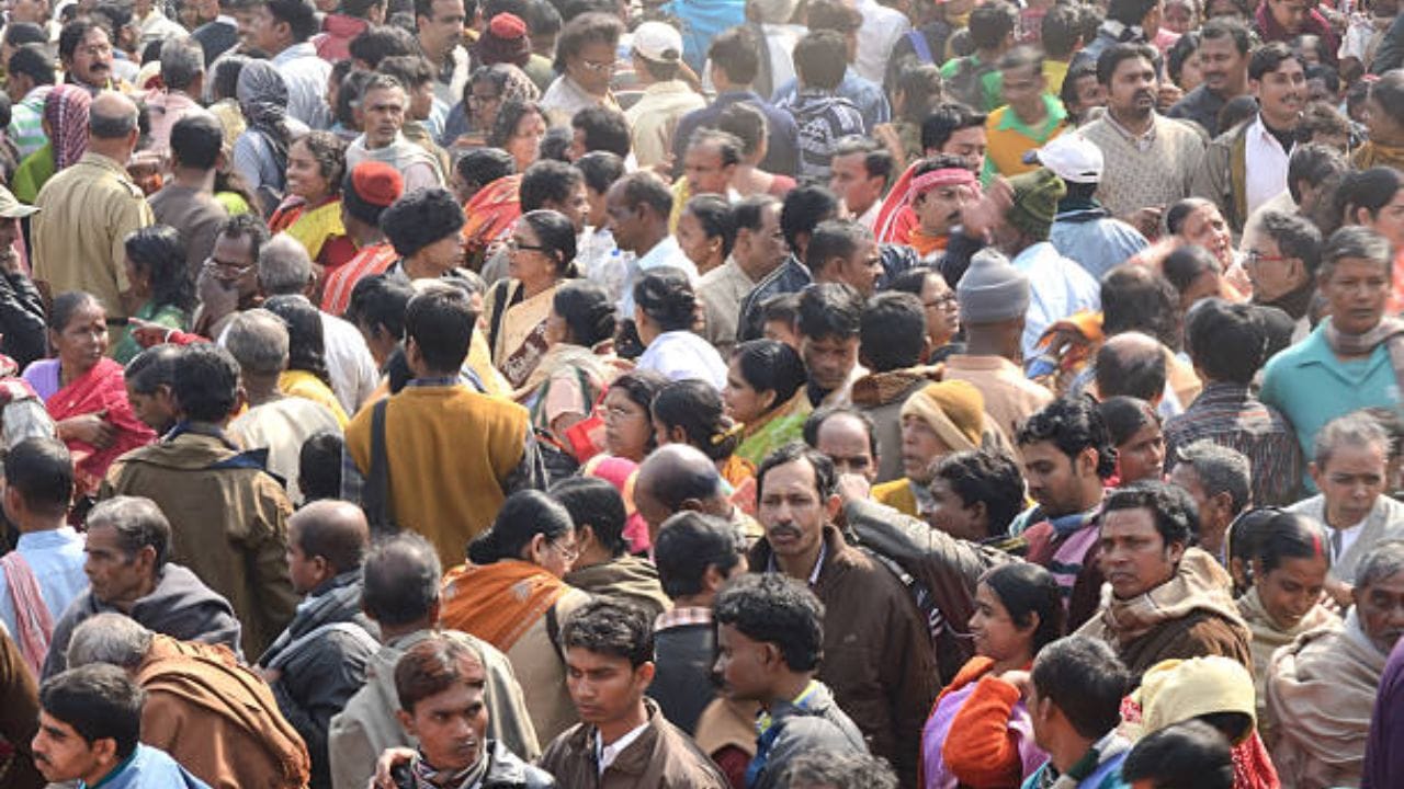 भारतात जनगणनेची घोषणा झालेली आहे, यासाठी सरकारने अर्थसंकल्प मंजूर केला आहे. एका अंदाजानुसार, देशाची सध्याची लोकसंख्या सुमारे 147 कोटी आहे. या लोकसंख्येची गणना करण्यासाठी सरकारने 11,700 कोटी रुपयांचे बजेट जाहीर केले आहे.