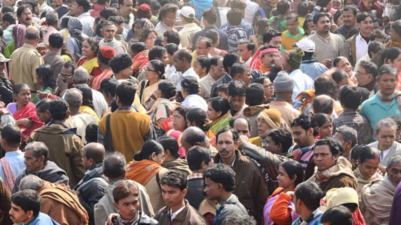 भारतात जनगणनेची घोषणा झालेली आहे, यासाठी सरकारने अर्थसंकल्प मंजूर केला आहे. एका अंदाजानुसार, देशाची सध्याची लोकसंख्या सुमारे 147 कोटी आहे. या लोकसंख्येची गणना करण्यासाठी सरकारने 11,700 कोटी रुपयांचे बजेट जाहीर केले आहे.