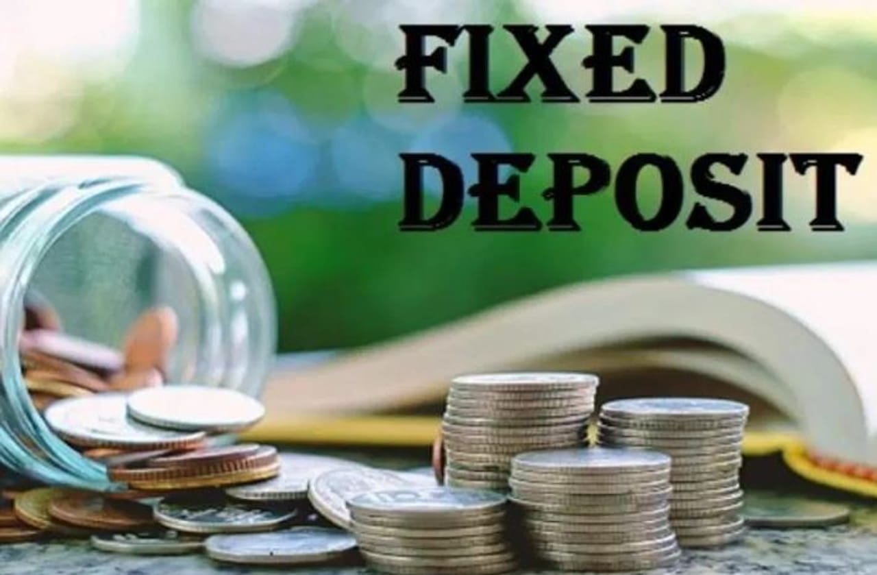 भारतीय रिझर्व्ह  बँकेने नुकतेच रेपो रेटमध्ये कपात केली आहे. रेपो रेट जास्त झाला की बँकाच्या एफडी योजनांमधील व्याजदर वाढतो. रेपो रेट कमी झाला की एफडीवर मिळणारे व्याजही कमी होते. दरम्यान, सेंट्रल बँक ऑफ इंडियाची एक एफडी योजना आपल्या गुंतवणूकदारांना दमदार परतावा देत आहे. तुम्ही एक लाख रुपये गुंतवले तर तुम्हाला साधारण 21,341 हजार रुपये व्याज मिळेल. 