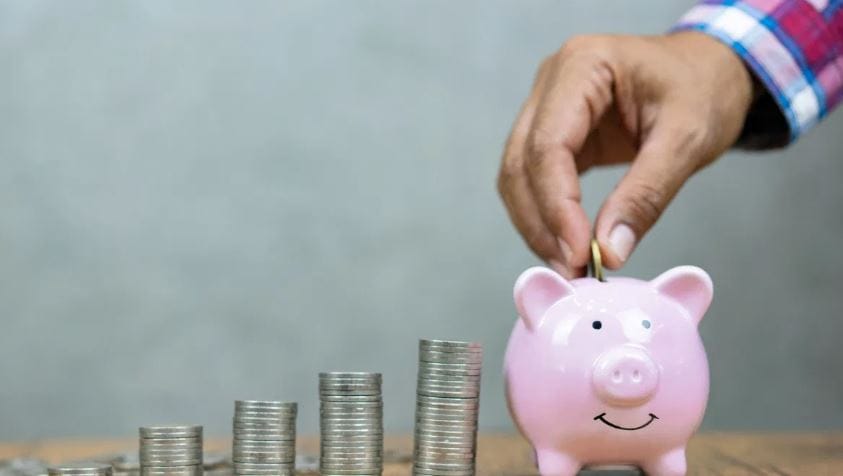 तुम्ही या एफडी योजनेअंतर्गत तीन वर्षांसाठी 1 लाख रुपयांची एफडी केली तर तुम्हाला मॅच्यूरिटीनंतर एकूण 1,19,562 रुपये मिळतील. म्हणजेच तुमच्या एक लाख रुपयांच्या गुंतवणुकीवर साधारण 19,562 रुपये व्याज मिळेल. त्यानंतर एखाद्या ज्येष्ठ नागरिकाने हेच लाख रुपये तीन वर्षांसाठी गुंतवले तर तुम्हाला त्या एक लाख रुपयांवर तब्बल 21,341 रुपये व्याज मिळेल. म्हणजेच संबंधित ज्येष्ठ नागरिकाला मॅच्युरिटीनंतर तब्बल 1,21,341 रुपये मिळतील. 