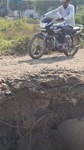 चाळीसगाव घाट रस्त्याच्या पुलाची दयनीय अवस्था!.