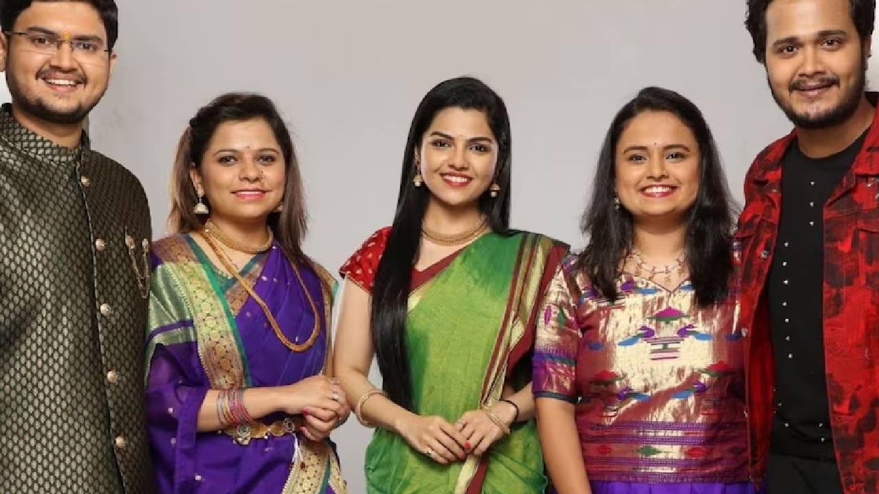 कार्तिकीचं नाव होतं ते, ते पाहून मी आणि प्रथमेश दोघेही खुश झालो. की चल, तूही जिंकला नाहीस आणि मीपण जिंकले नाही. इतकंच डोकं होतं आम्हाला तेव्हा. विजेता कोण आणि उपविजेता कोण, यात फरक असतो तेही माहीत नव्हतं असं आर्या म्हणाली. पुढे तिने आणखी एक किस्सा सांगितला, की रोहित तर कार्तिकीला म्हणाला सुद्धा होता, की तुझ्या ट्रॉफीवर विजेता असं लिहिलं आहे आणि माझ्या ट्रॉफीवर उपविजेता लिहिलंय. त्यावरचं उप खोडलं तर मग मीपण विजेता होतो की.. अगदी असाच आमचा (त्य़ाकडे पाहण्याचा) दृष्टिकोन होता, असं आर्या म्हणाली.