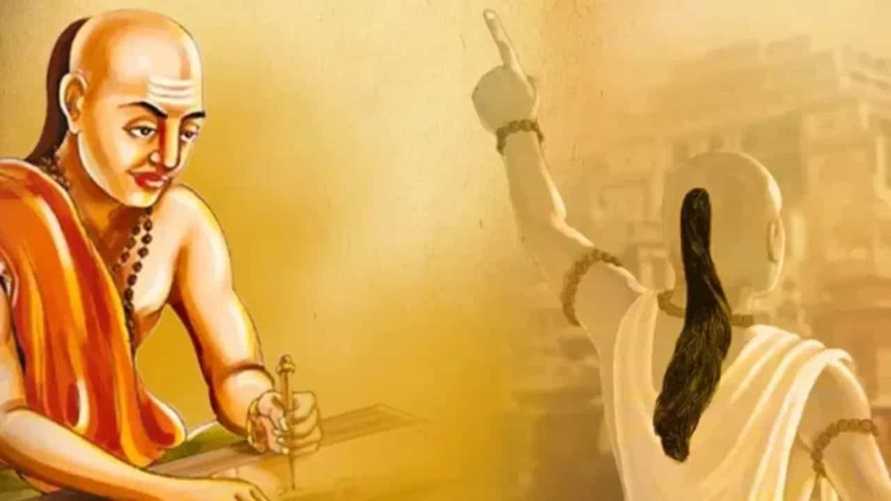 Chanakya Niti : ...अशाच व्यक्तींशी मैत्री करा, अन्यथा आयुष्यभर करावा लागेल पश्चाताप