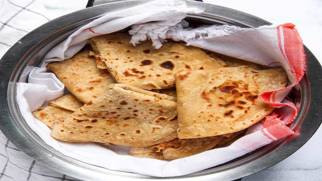 चपातीपासून पोहे तुम्ही तयार करु शकता. त्यासाठी तुम्हाला शिळी चपाती लागणार आहे. सर्वात आधी चपातीचे बारीक तुकडे करा. कांदा, मिरची, मोहरी, कढीपत्ता परतून त्यात चपातीचे तुकडे टाका. त्यानंतर हळद, मीठ, लिंबू घालून तयार करा चपातीचे पोहे...