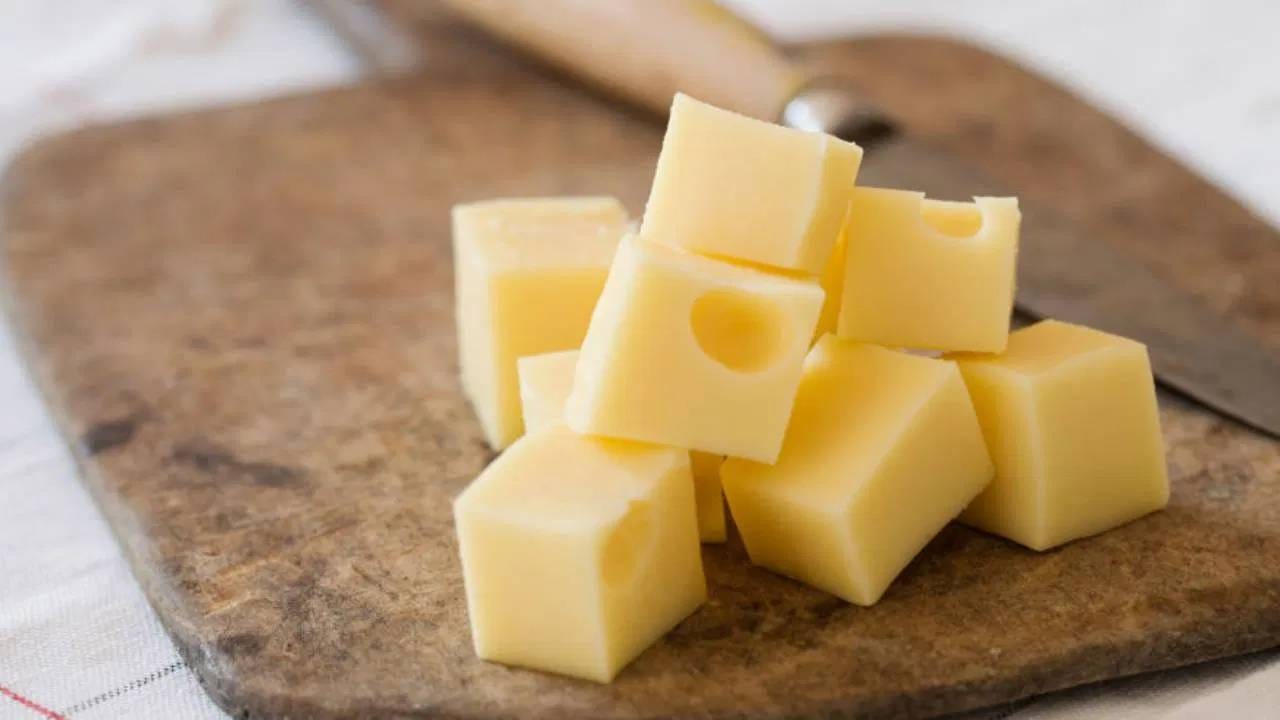 औषधोपचार करूनही उच्च रक्तदाबाच्या जवळपास निम्म्या रुग्णांचा रक्तदाब योग्य प्रकारे नियंत्रित होत नाही. त्याचे मुळ कारण हेच नाही. जेवणात मीठाचा वापर कमी केला जातो पण रूग्ण लोणचे, पापड सारखे पदार्थ जास्त खातात.