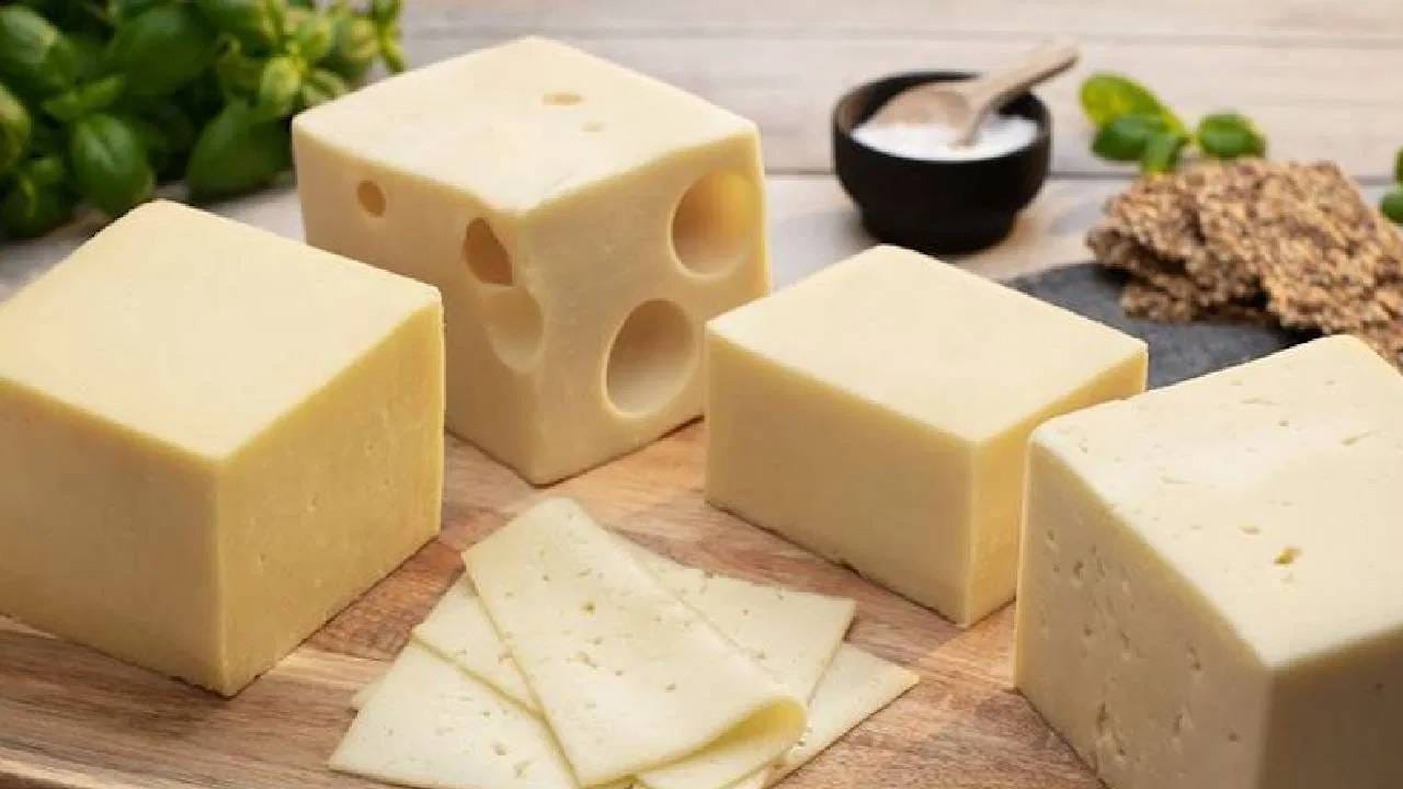 लोणचे आणि पापडमध्येही जास्त प्रमाणात मीठ असते. फक्त भाजी, पोळी, भात आणि वरणातच मीठाचा वापर होते, असे आपल्यापैकी बऱ्याच लोकांना वाटते. लोणचे आणि पापडमध्येही मीठ असते.