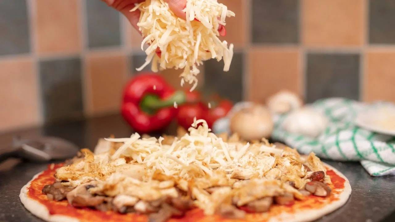 नियमितपणे अगदी कमी प्रमाणात यांचे सेवन केल्यानेही तुमच्या मीठाच्या सेवनामध्ये लक्षणीय वाढ होऊ शकते. चीज स्लाइस, चीज स्प्रेड आणि फ्लेवर्ड बटर आपण खातो पण यामध्ये मीठ असते, याचा विचारही करत नाहीत.