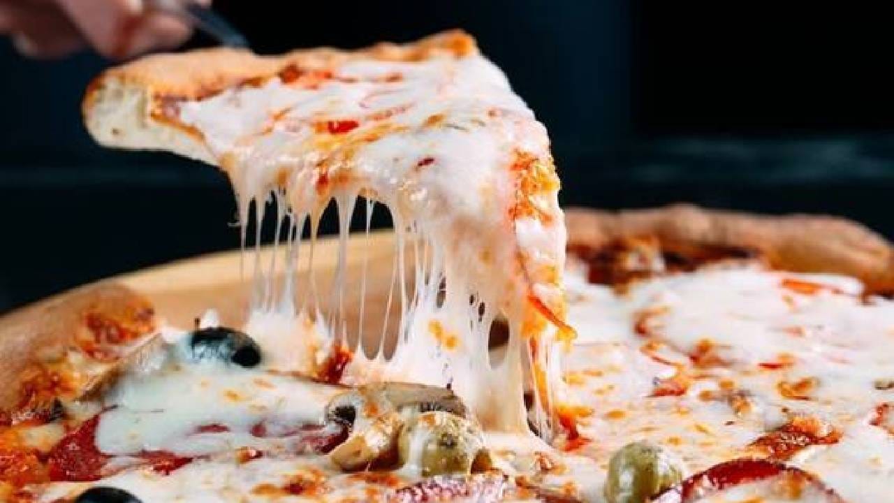 प्रत्येक गोष्टीमध्ये मीठ असते. चीज स्लाइस जवळपास सर्व पदार्थांमध्ये वापरली जातात. या चीज स्लाइसमध्ये मोठ्या प्रमाणात मीठ असते. चीज स्लाइस, चीज स्प्रेड आणि फ्लेवर्ड बटरमध्येही मिठाचे प्रमाण जास्त असते.