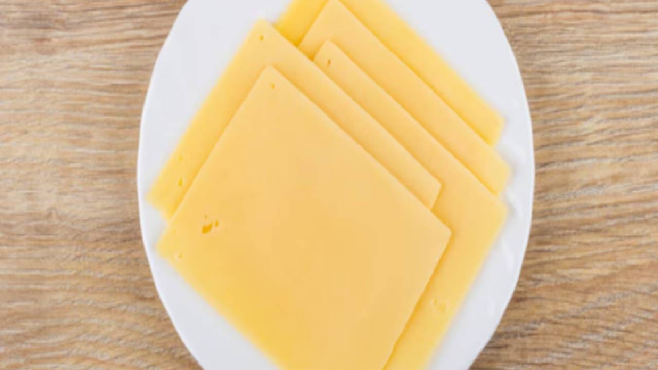 जेवणात आणि खाद्यपदार्थांमध्ये मीठाचा वापर कमी करा, असे कायमच डॉक्टरांकडून सांगितले जाते. मीठ अतिप्रमाणात खाल्ल्याने आरोग्याच्या असंख्य समस्या निर्माण होतात.