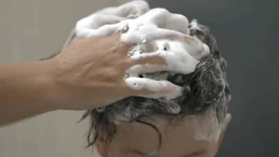 तज्ञांकडून जाणून घ्या हिवाळ्यात मुलांचे केस आठवड्यातून किती वेळा धुवावेत?