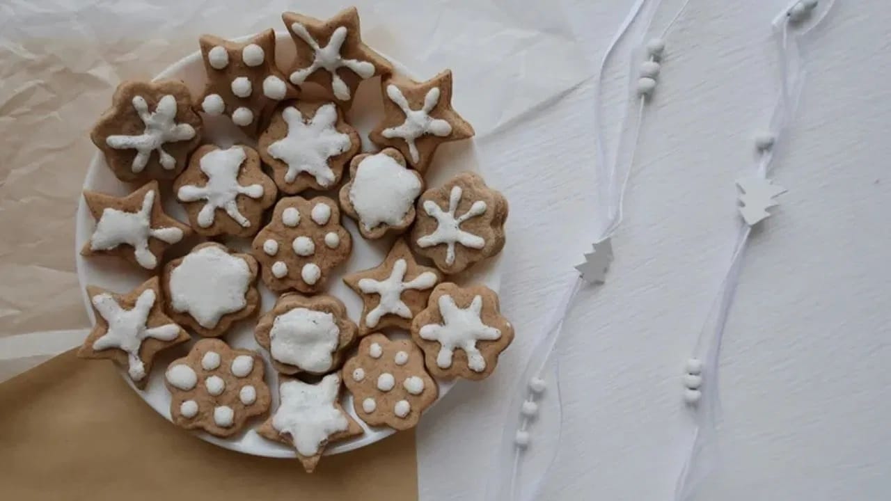  साहित्य: १ कप गव्हाचे पीठ, १/२ कप पिठीसाखर, १/२ कप बटर किंवा तूप, १/४ चमचा वेलची पावडर, १/२ चमचा बेकिंग पावडर आणि गरजेनुसार दूध.