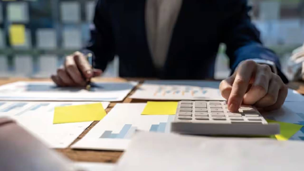 तुम्ही बँक खाते बंद करण्याचा विचार करताय का? ‘या’ गोष्टी जाणून घ्या तुम्ही बँक खाते बंद करण्याचा विचार करताय का? ‘या’ गोष्टी जाणून घ्या