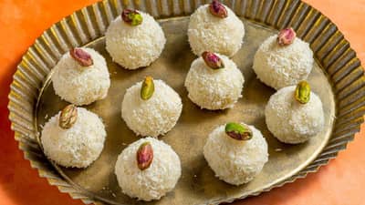 गोड खाण्याची इच्छा होतेय पण आरोग्याची चिंता सतावतेय? ट्राय करा शुगर फ्री नारळाच्या लाडूची ही खास रेसिपी