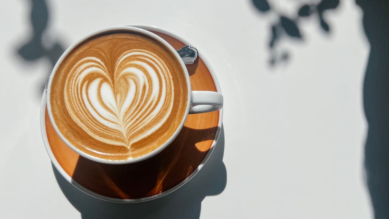 जगातील सर्वात लोकप्रिय पेयांपैकी एक म्हणून कॉफीला ओळखले जाते. सध्या मोठ्या संख्येने कॉफीचे सेवन केले जातात. अनेकजण आपल्या दिवसाची सुरुवात एका कडक कॉफीने करतात, तर काहींसाठी कॉफी हा कामाच्या वेळेतील थकवा घालवणारा एक महत्त्वाचा आधार असतो.