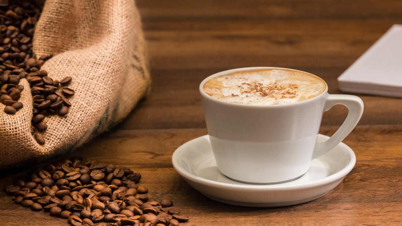 काही व्यक्तींमध्ये कॉफी प्यायल्याने रक्तदाब वाढू शकतो. जर नाश्त्यामध्ये खारट पदार्थ समाविष्ट केले, तर त्याचे रक्तदाबावर आणखी वाईट परिणाम होऊ शकतात. ज्यांना उच्च रक्तदाबाचा त्रास आहे, त्यांच्यासाठी हे धोकादायक ठरू शकते.