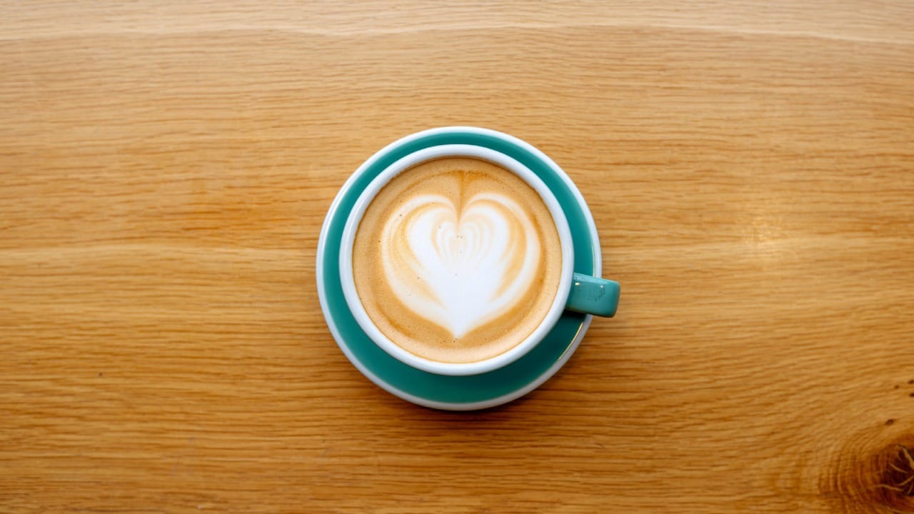 फ्रेंच फ्राईज, डोन्ट्स किंवा तळलेले मांस यांमध्ये चरबी आणि मिठाचे प्रमाण जास्त असते. यामुळे शरीरातील वाईट कोलेस्ट्रॉल वाढू शकते, ज्याचा थेट परिणाम हृदयाच्या आरोग्यावर होतो. यामुळे हृदयाचे आरोग्य बिघडू शकते. रक्तदाब वाढू शकतो आणि दीर्घकाळ सेवन केल्यास हृदयविकाराचा धोका वाढतो.