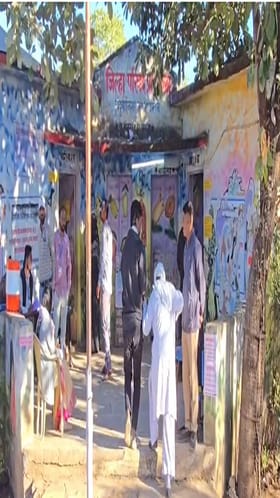 थंडीचा जोर अधिकच वाढल्यामुळे मतदान प्रक्रियेला नागरिकांचा अल्प प्रतिसाद.