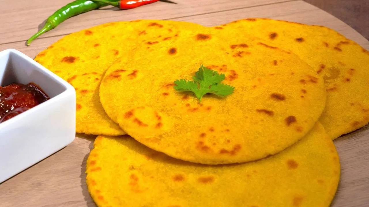 मक्याची भाकरी कायमच देशी तुपासोबत खावी. यामुळे पोटात जडपणा जाणवत नाही आणि अन्न पचायलाही सोपे जाते. मक्याच्य भाकरीत कॅलरी कमी असतात. 