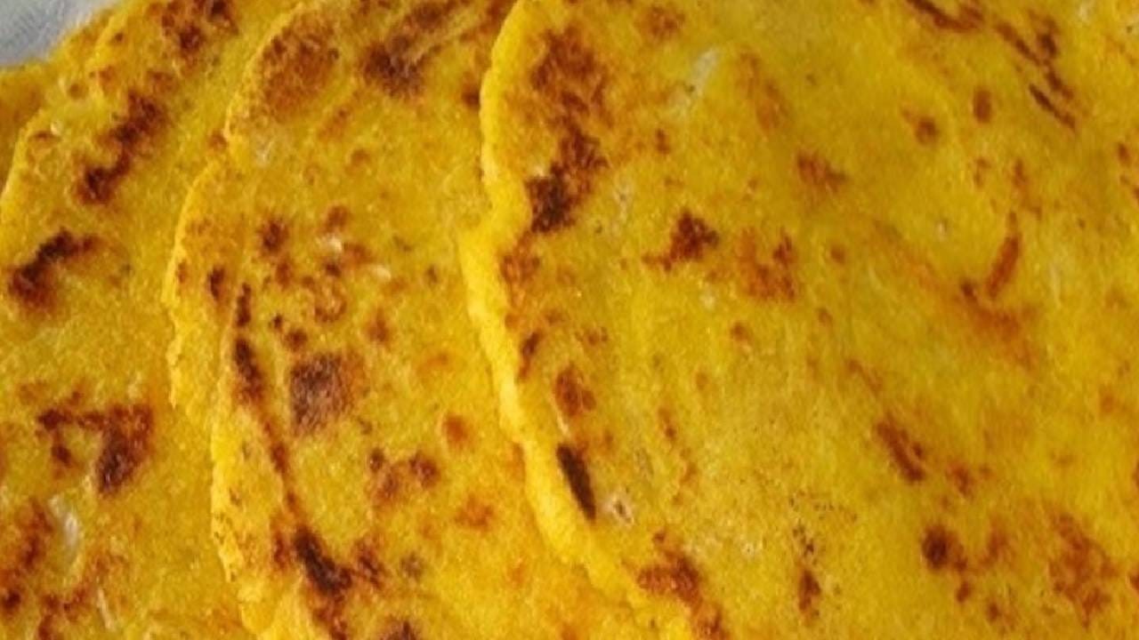 हिवाळ्यात मक्याची भाकरी खाण्यावर अधिक लोकांचा भर असतो. शिवाय हिवाळ्यात मक्याची भाकरी खाणे फायदेशीरही ठरते. हिरव्या भाज्यांसोबत ही भाकरी खाण्याची मजाक वेगळी आहे. 