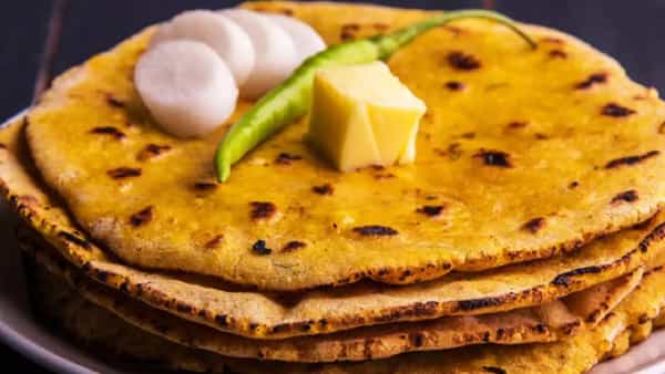 सध्या जवळपास लोक गव्हाच्या पीठाची चपाती खाण्याऐवजी भाकरी खाण्यावर भर देत आहेत. भाकरी खाल्ल्याने आरोग्य निरोगी राहण्यास मदत होते. शिवाय वजन वाढण्याचीही समस्या राहणार नाही.