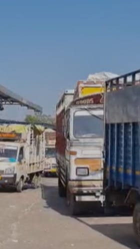 शासकीय कापूस खरेदी केंद्रावर शेतकऱ्यांची गर्दी.