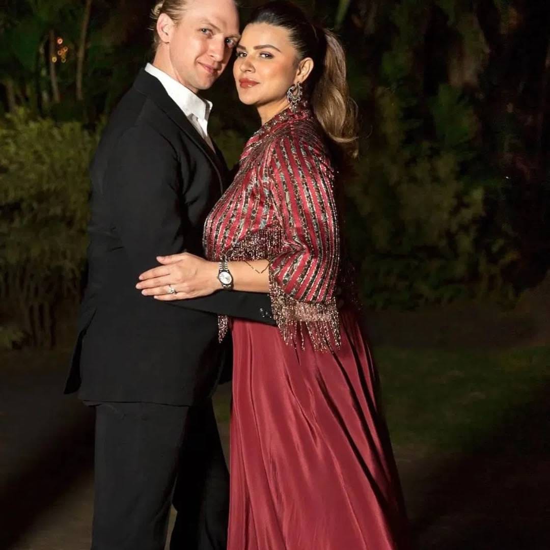 आशका छोट्या पाहुण्याच्या स्वागतासाठी पूर्णपणे तयार आहे. तिने कॅप्शनमध्ये लिहिलय की, आमच्या लग्नाचा 8 वा वाढदिवस आहे. आमच्या आयुष्यातील या खास दिवशी तुमच्या सर्वांसोबत एक चांगली बातमी शेअर करते. एलेक्जेंडरसोबत आयुष्य अजून सुंदर होणार आहे. अजून एक BEACH BABY. नेहमीप्रमाणे तुमचं प्रेम आणि आशीर्वाद द्या.  