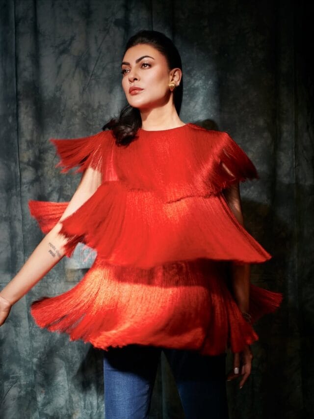 पन्नाशीत सुष्मिता सेनच्या दिलखेच अदा, चाहत्यांच्या खिळल्या नजरा