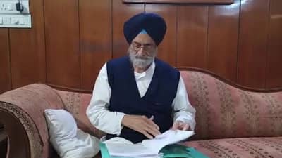 IAS अधिकाऱ्यासोबत असं घडतंय तर सामान्य माणसाचं काय? थेट अटकेची धमकी आणि...