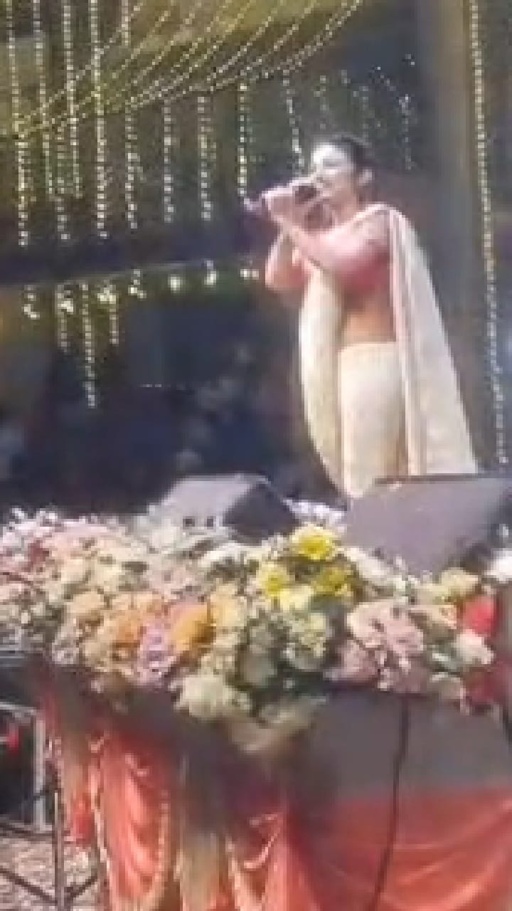 Solapur : लाजच नाय..,  नृत्यांगणा राधा पाटील प्रेक्षकांना असं का म्हणाली?