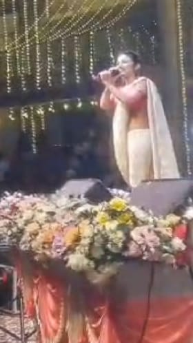 Solapur : लाजच नाय..,  नृत्यांगणा राधा पाटील प्रेक्षकांना असं का म्हणाली?