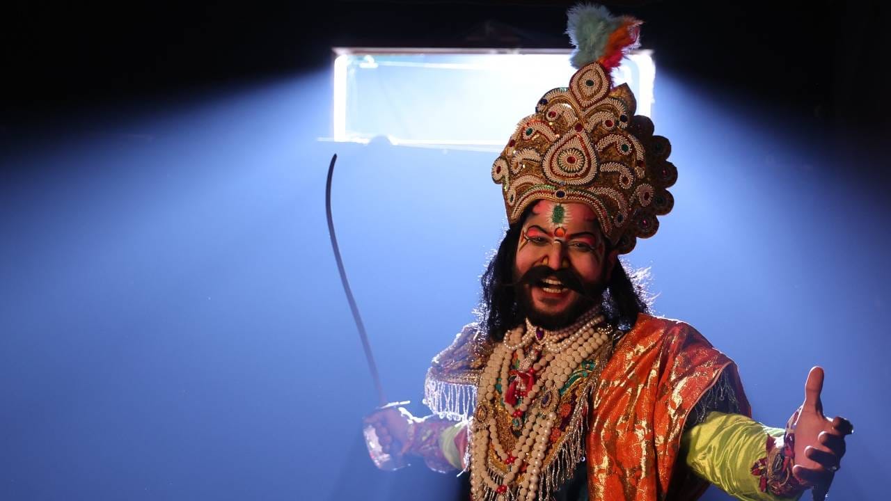 या वर्ल्ड टेलिव्हिजन प्रीमियरच्या निमित्ताने झी मराठी मालिकांमधील कलाकार ‘लक्ष्मी निवास’ मालिकेतील सिद्धू, जयंत, संतोष आणि वेंकी, ‘तारिणी’  मालिकेतील केदार, ‘वीण  दोघातली ही तुटेना’ मधील रोहन, ‘सावळ्याची जणू सावली’ मधील सारंग, तसेच ‘कमळी’ मालिकेतील हृषी हे सर्व कलाकार ‘दशावतार’मधील विविध अवतारांमध्ये दिसले. 
