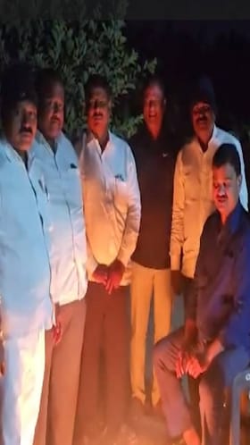 अंथुर्णे येथील शेतात शेकोटीच्या उबेत कृषी मंत्री दत्तात्रय भरणेंचा शेतकरी संवाद !.