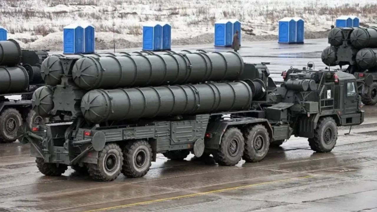 ऑपरेशन सिंदूरच्यावेळी सर्वच शस्त्र यशस्वी ठरली. पण एका अस्त्राने सर्वात अद्वितीय कामगिरी केली ते म्हणजे S-400. रशियन बनावटीच्या या S-400 एअर डिफेन्स सिस्टिमच्या पाच रेजिमेंटची भारताने 2018 मध्ये ऑर्डर दिली होती. एकूण 5.43 अब्ज डॉलर्सचा हा सर्व व्यवहार आहे.