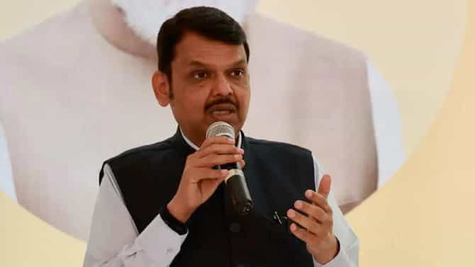 राज्यातील सर्व पक्ष फडणवीसच चालवतात, बड्या नेत्यांचं मोठं वक्तव्य, राज्यात खळबळ