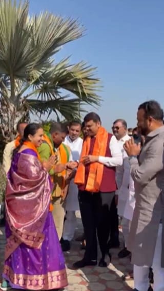 मुख्यमंत्री देवेंद्र फडणवीस यांचे बारामती विमानतळावर स्वागत