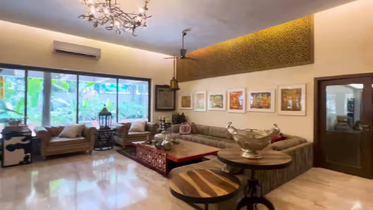 'माय नेता डॉट इन्फो' या वेबसाइटने दिलेल्या माहितीनुसार, धर्मेंद्र यांच्या नावावर मुंबईतील जुहू इथला एक बंगला आहे, जो त्यांनी 1,59,80,288 रुपयांमध्ये खरेदी केला होता. म्हणजेच जवळपास 1.59 कोटी रुपयांमध्ये खरेदी केलेल्या या बंगल्याची आताची किंमत कितीतरी पटींनी वाढली आहे.