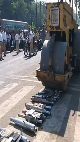 धुळ्यात कर्णकर्कश्य सायलेन्सर अन् फॅन्सी नंबर प्लेट्सविरोधात अशी कारवाई.