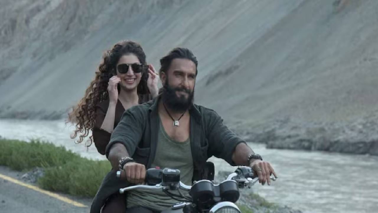 बॉक्स ऑफिसवर अजूनही हा चित्रपट जोरदार कमाई करतोय. मोठ्या शहरांमध्ये 'धुरंधर'चे शोज हाऊसफुल आहेत. अभिनेता रणवीर सिंहच्या करिअरमधील हा सर्वाधिक कमाई करणारा चित्रपट आहे. अत्यंत कमी दिवसांत कमाईचा 500 कोटींचा टप्पा पार करणारा हा दुसरा चित्रपट ठरला आहे. 
